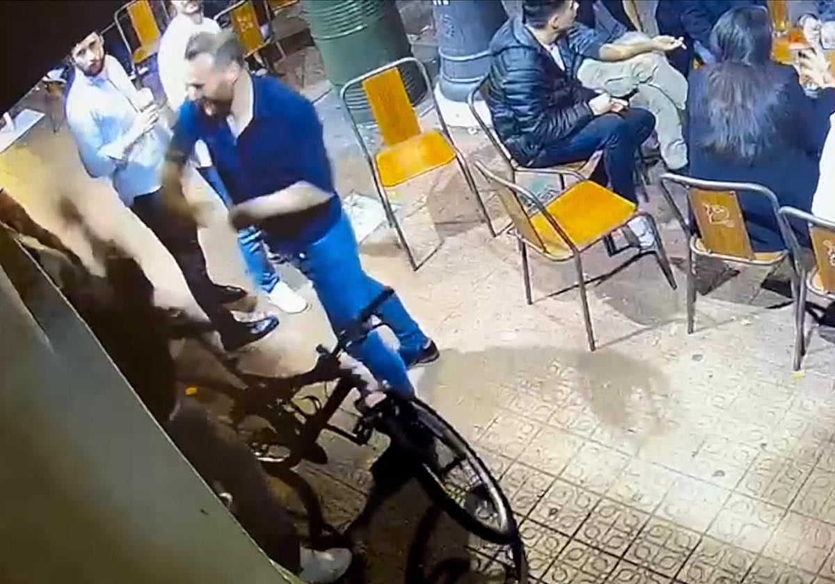 Un roce con la bici en un pub irlandés de Valencia acaba en una tentativa de homicidio