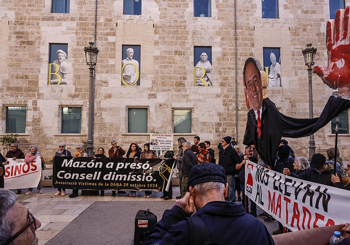 Asociaciones de víctimas protestando a las puertas de Les Corts.