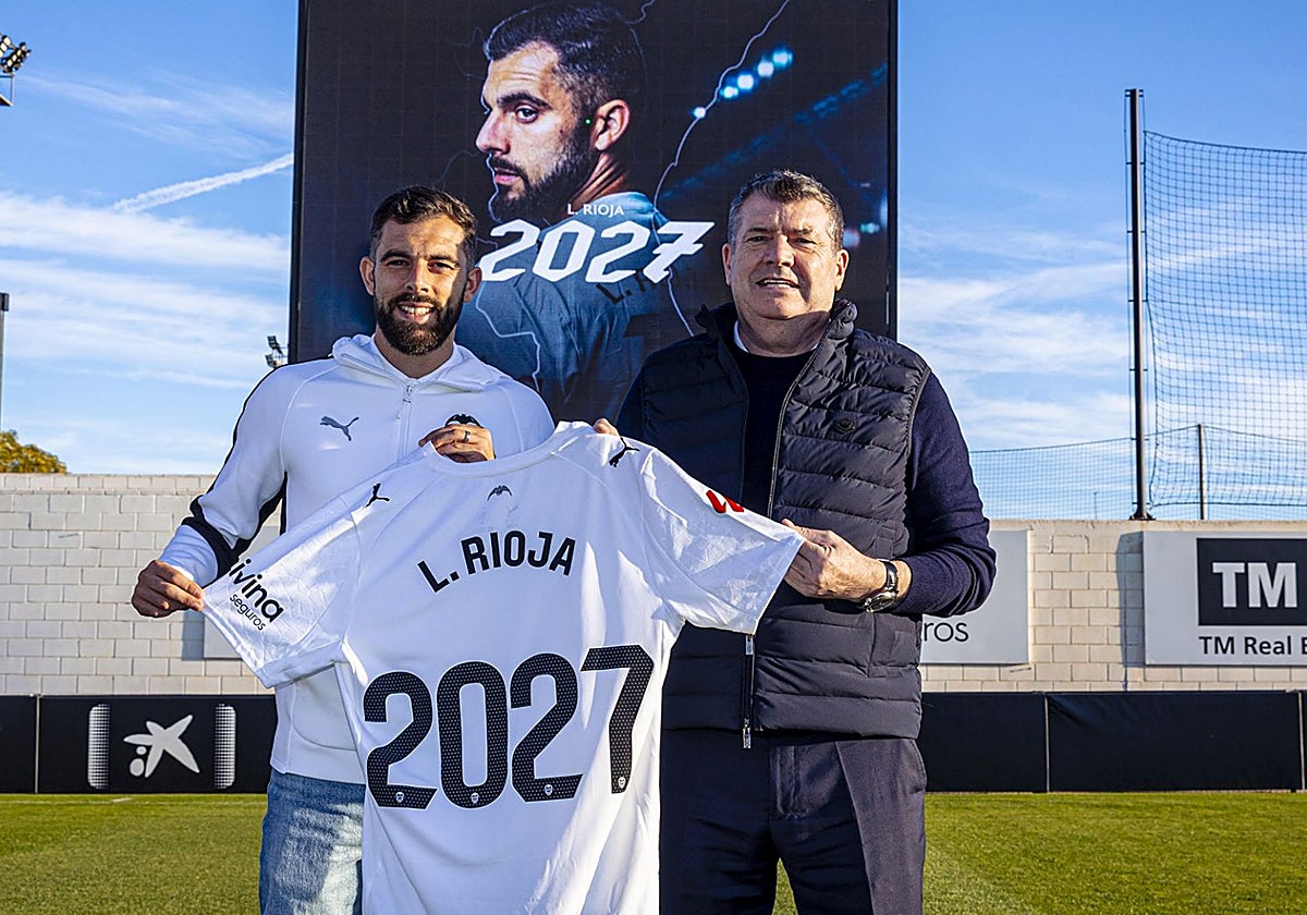 Luis Rioja y Ron Gourlay sosteniendo la camiseta que confirma su renovación