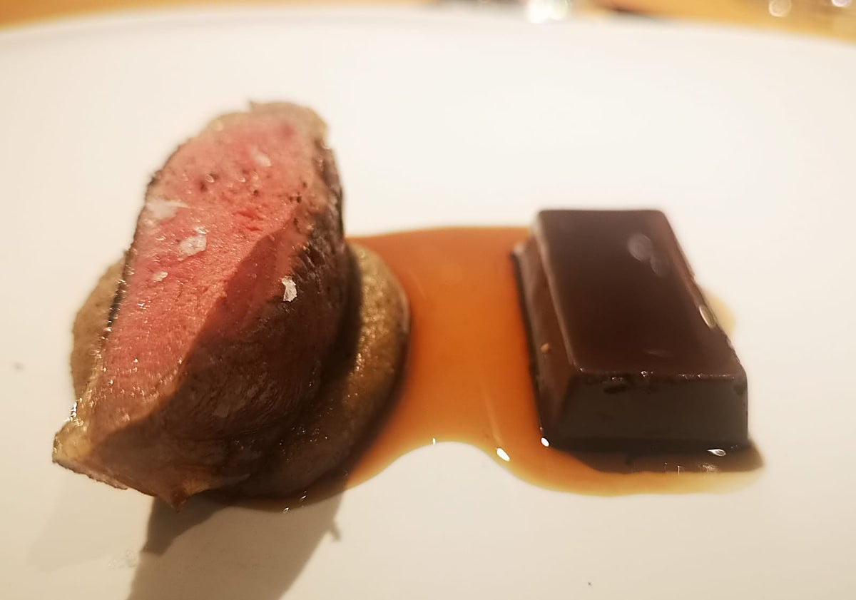 Imagen principal - Picho y postre de maíz. Y Roger, trabajando