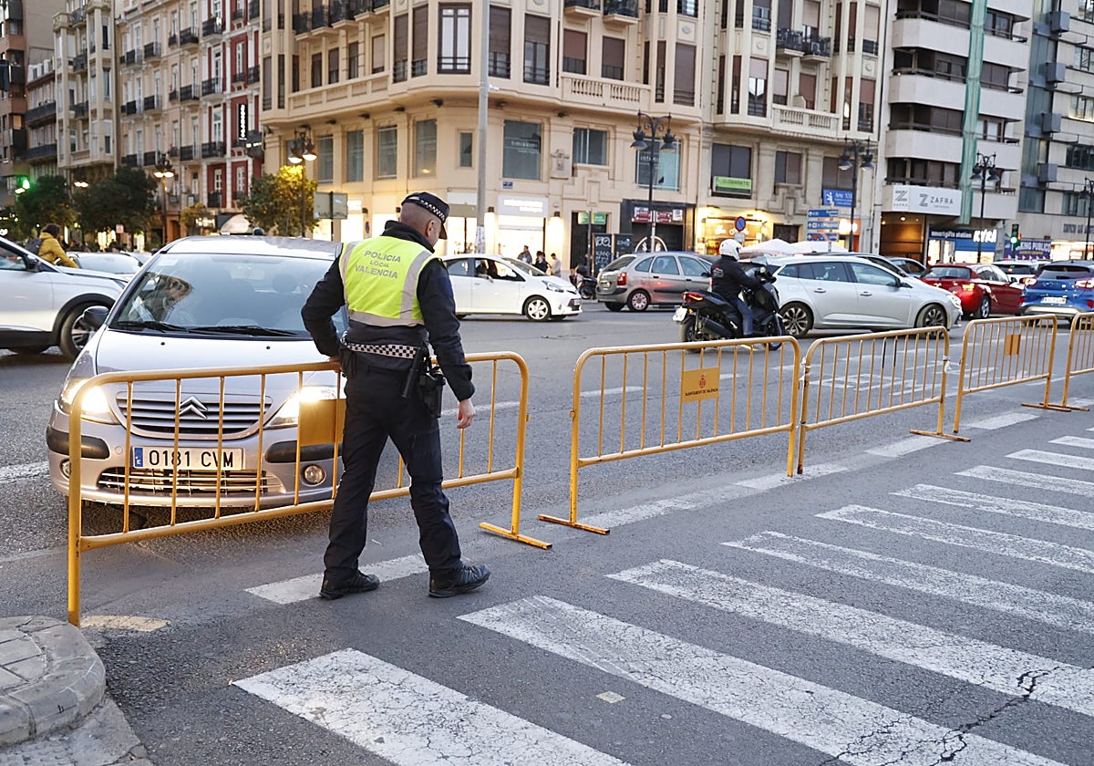 Un policía corta el acceso de coches desde la calle Xàtiva a la plaza de San Agustín el pasado fin de semana.