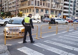 Un policía corta el acceso de coches desde la calle Xàtiva a la plaza de San Agustín el pasado fin de semana.