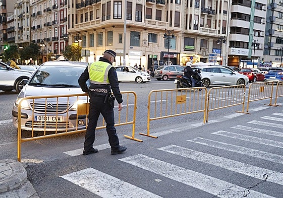 Un policía corta el acceso de coches desde la calle Xàtiva a la plaza de San Agustín el pasado fin de semana.