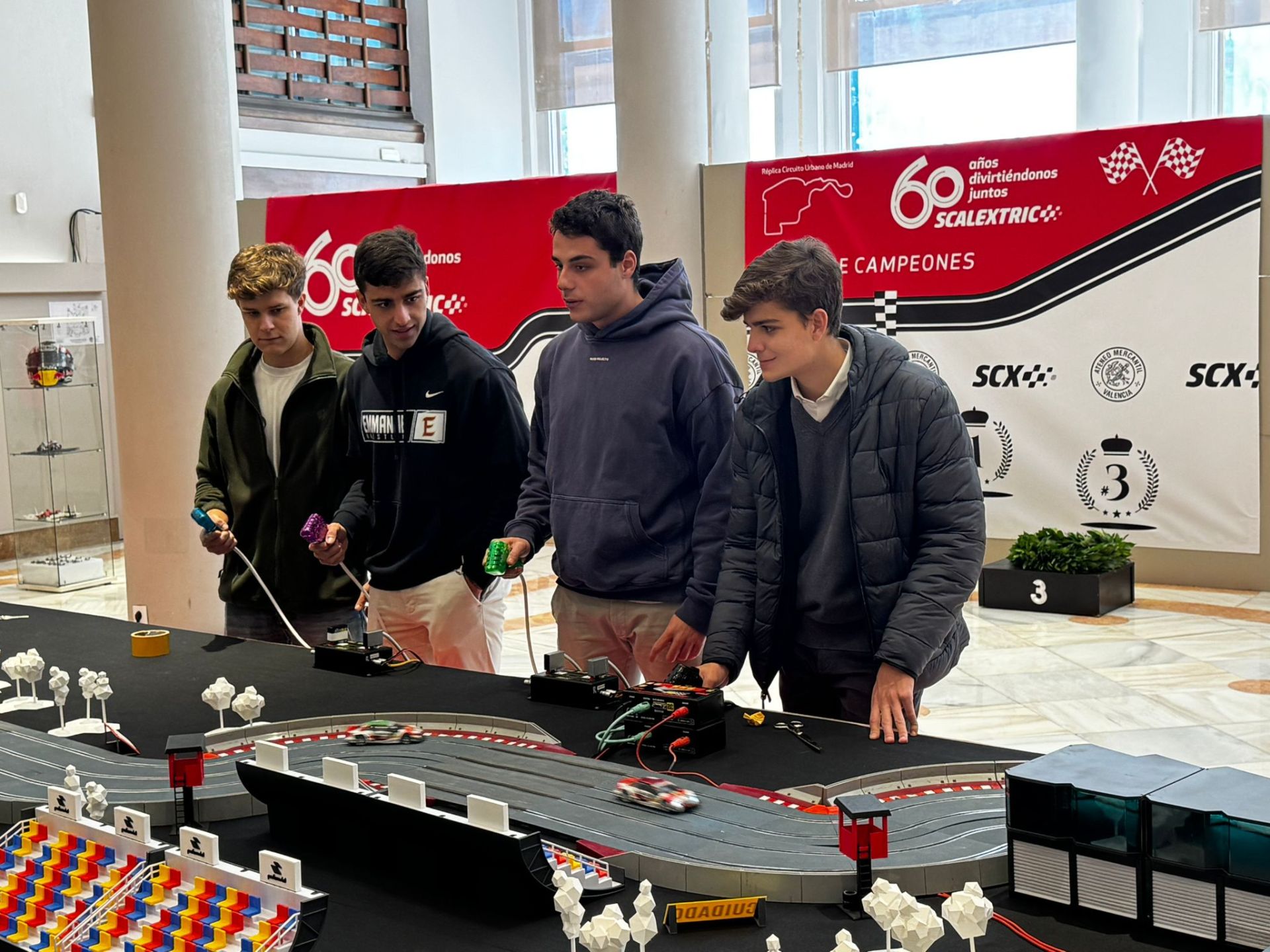 Cuatro jóvenes a los mandos de una pista en el Ateneo Mercantil de Valencia.
