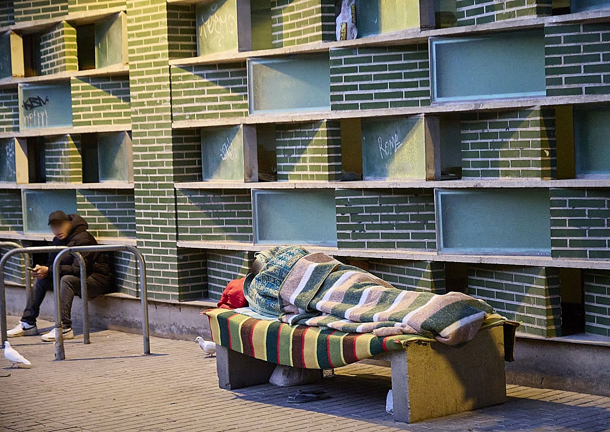 Imagen secundaria 1 - Pesonas sin hogar en el barrio del Carmen y a espaldas del IVAM.