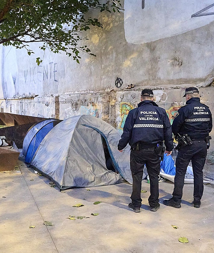 Imagen secundaria 2 - Pesonas sin hogar en el barrio del Carmen y a espaldas del IVAM.