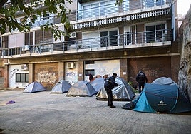 Agentes de la Policía Local de Valencia, advirtiendo que tienen que retirar las tiendas de campaña.
