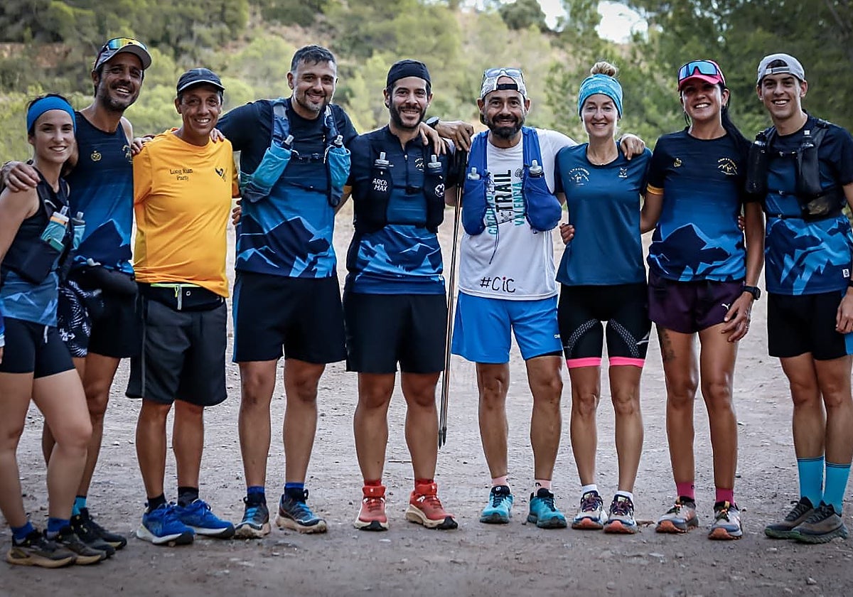 Miembros del equipo con sus camisetas azules distintivas