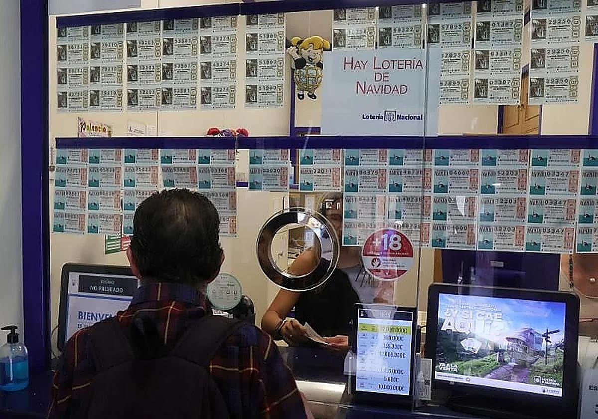 Venta de lotería en una administración.