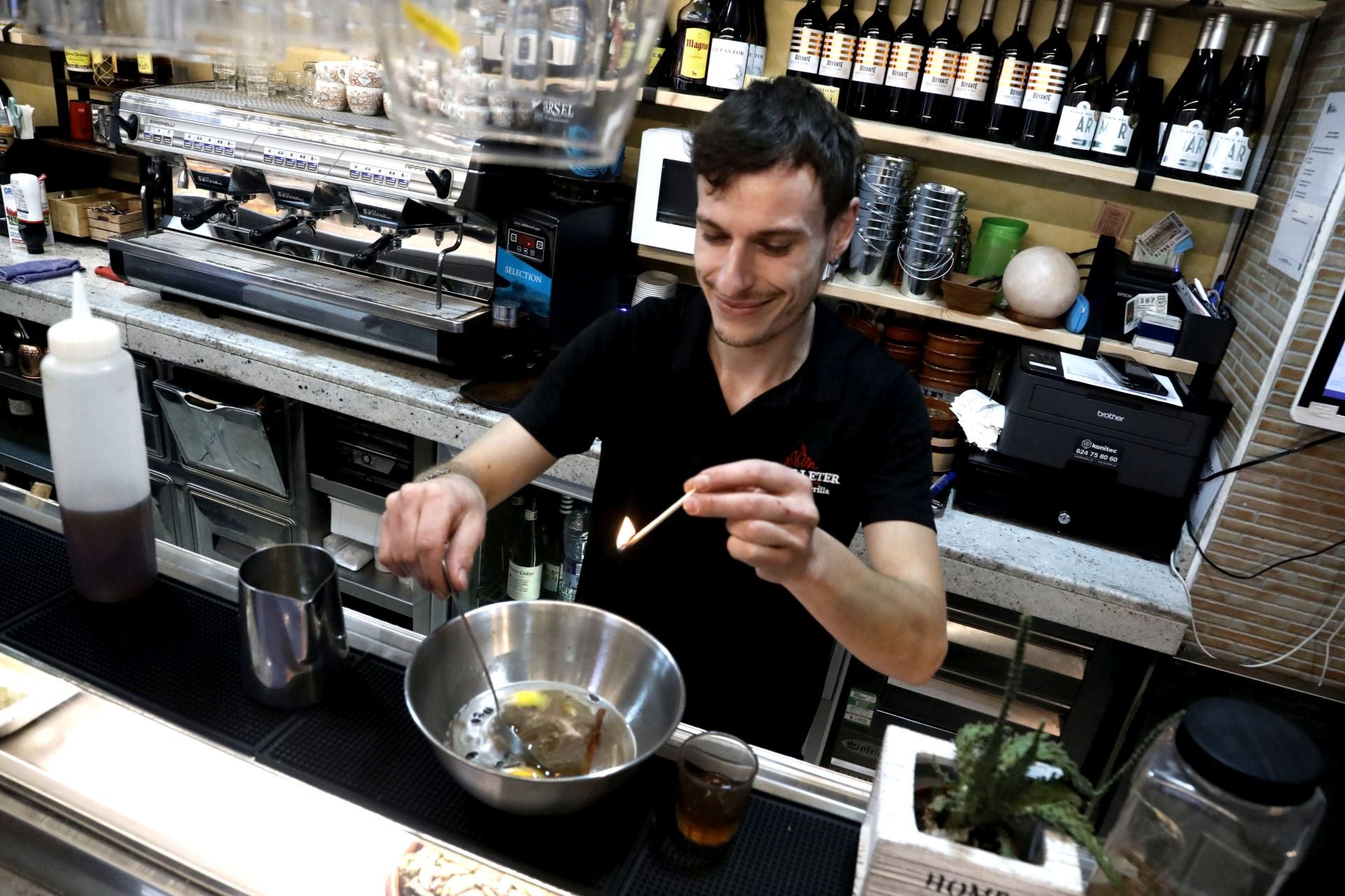 Imagen principal - Óscar prepara su cremaet premiado y unos bocadillos de calamares.