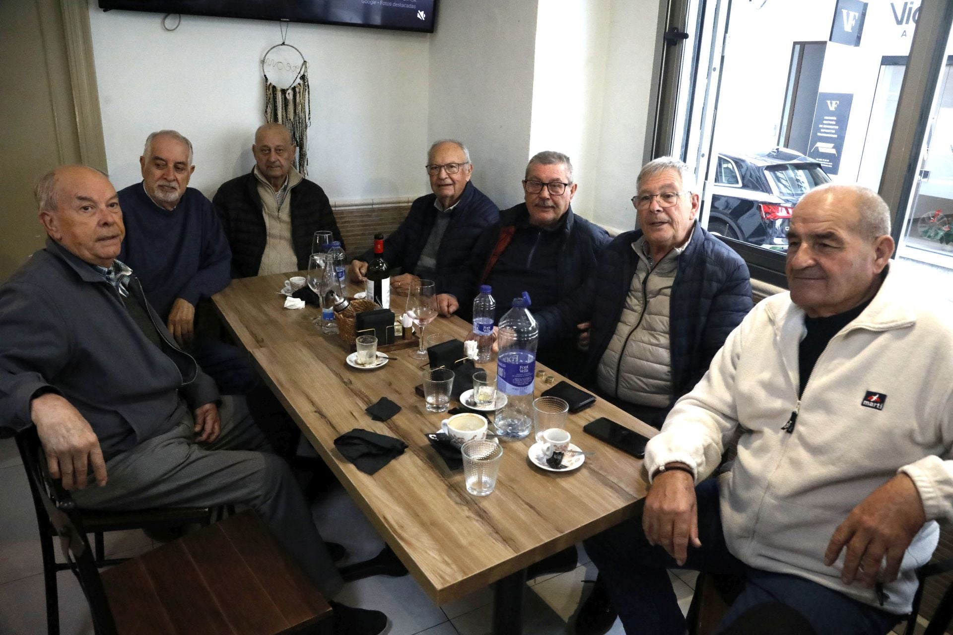 Imagen secundaria 1 - El jefe de cocina, Stephen, prepara el bull, un grupo de clientes que acude cada día al almuerzo y algunos de los bocadillos que piden los parroquianos.