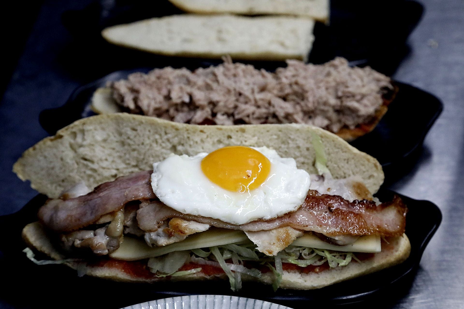 Imagen secundaria 2 - El jefe de cocina, Stephen, prepara el bull, un grupo de clientes que acude cada día al almuerzo y algunos de los bocadillos que piden los parroquianos.