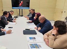 El edil de Urbanismo con los representantes de la Federació d'Associacions Veïnals de València.