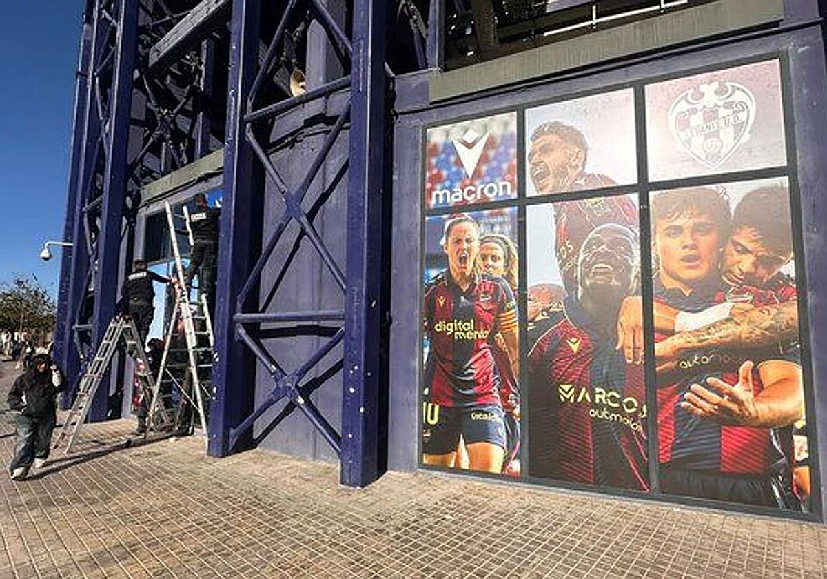El exterior de la tienda del Levante, en el Estadio Ciutat de València.