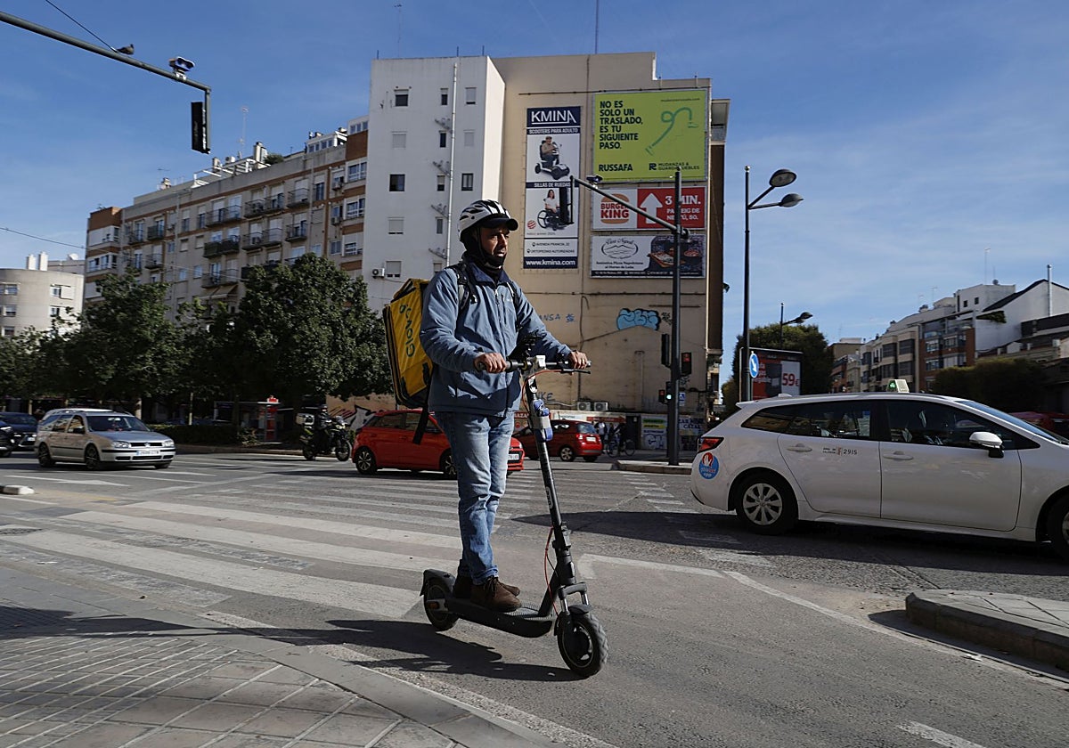 Un 'rider' se desplaza con su patinete eléctrico en la avenida de Serrería de Valencia.