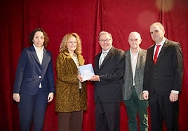 Foto de familia tras la presentación del libro.