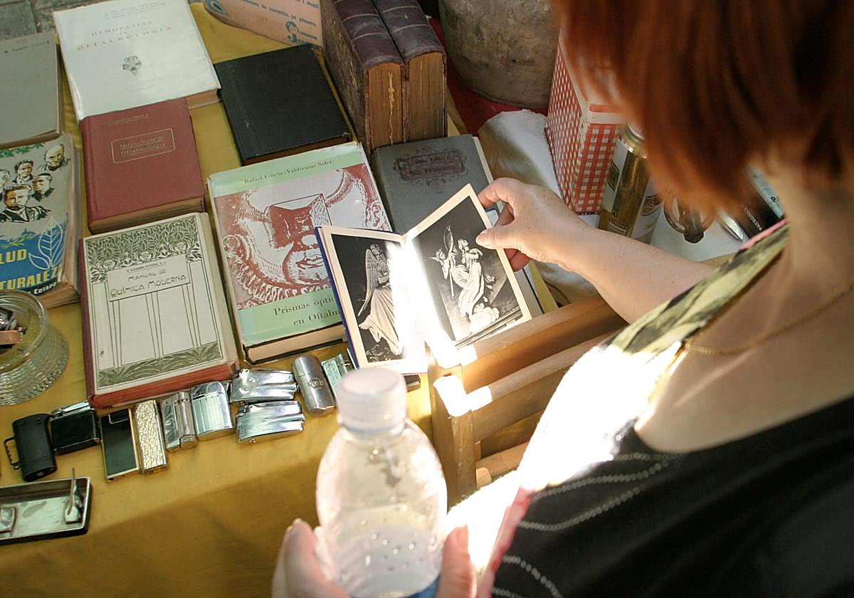 Puesto de objetos de segunda mano