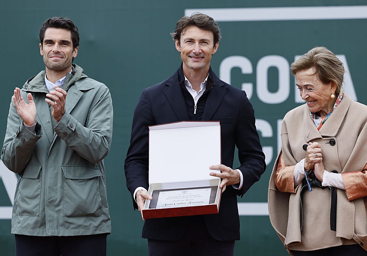 Pablo Andújar aplaudiendo en el homenaje a Juan Carlos Ferrero