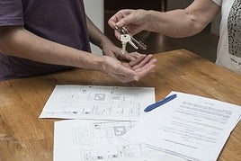 Un propietario recibe las llaves de su casa