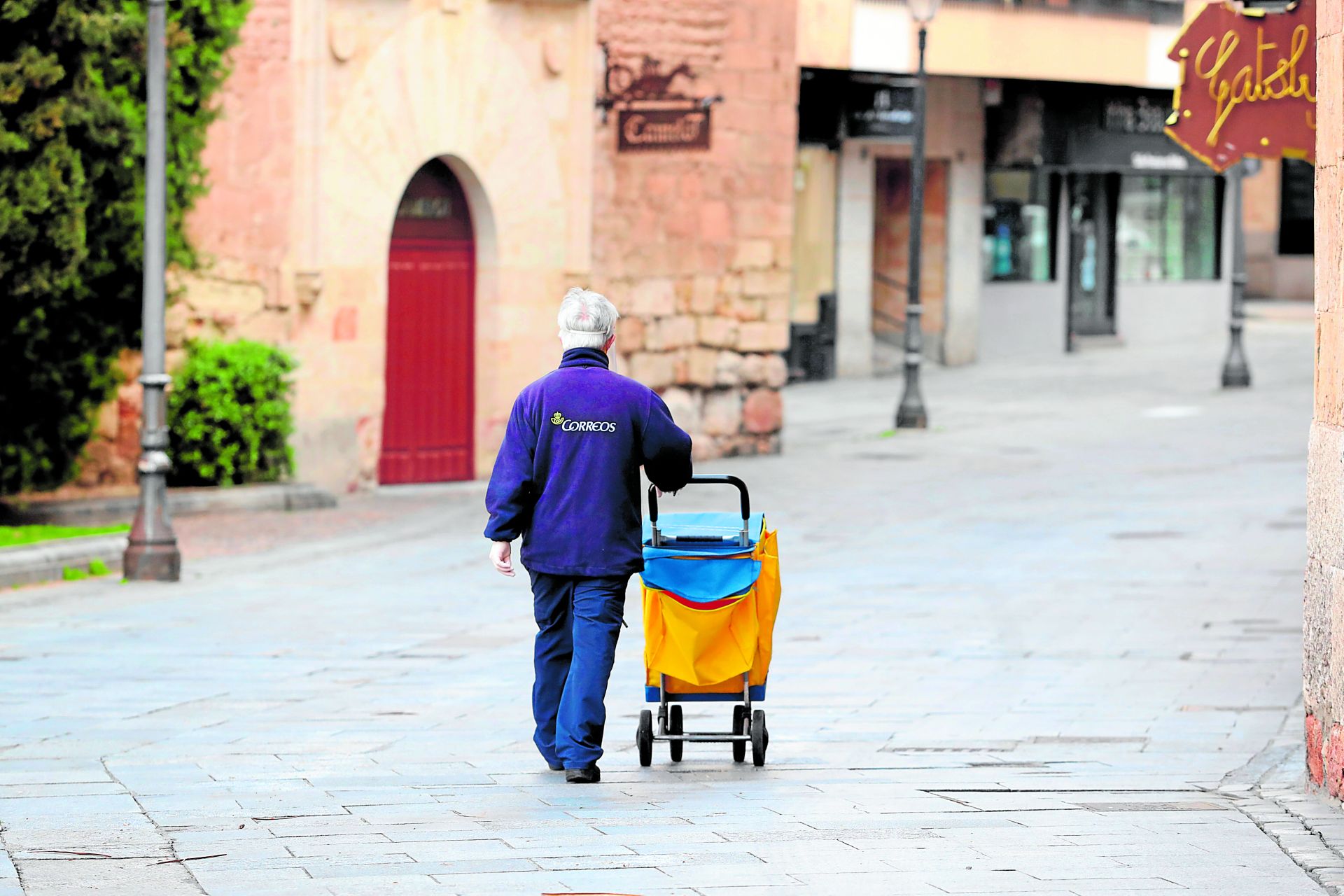 Cartero de Correos trabajando