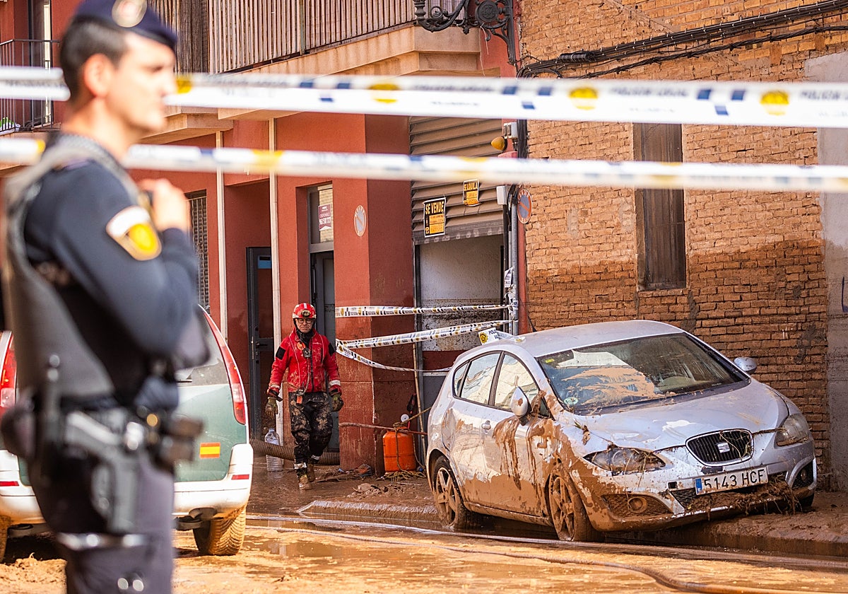 Levantamiento de cadáveres encontrados tras la dana en un garaje de la calle Mariano Brull de La Torre.