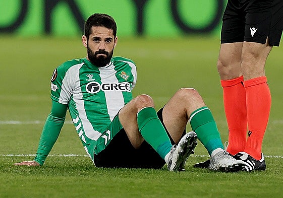 Isco Alarcón sentado sobre el césped tras la lesión.