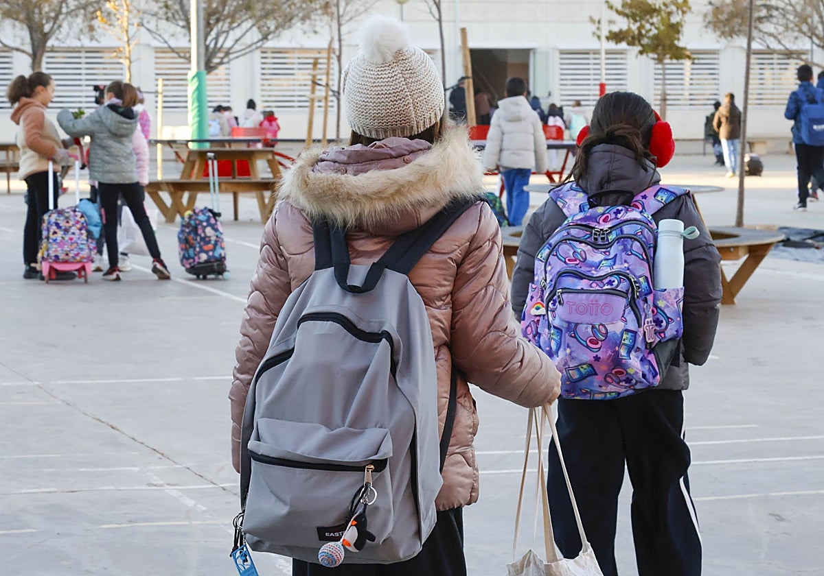 Estudiantes de Primaria del Ceip Vil·la Romana de Catarroja entrando en el centro.