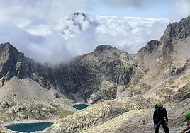Montañeros de expedición en imagen de archivo