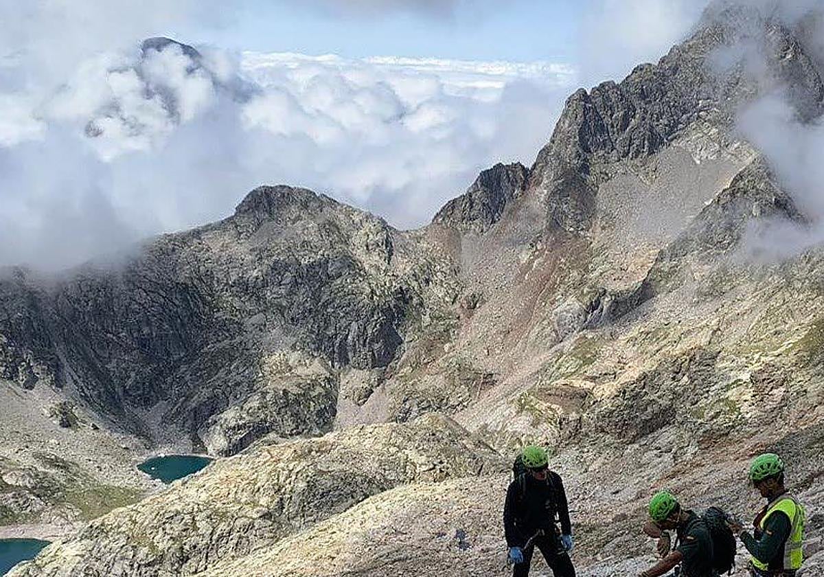 Montañeros de expedición en imagen de archivo