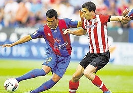 Jugadores de Levante y Athletic en el choque que los enfrentó en la temporada 2011-12