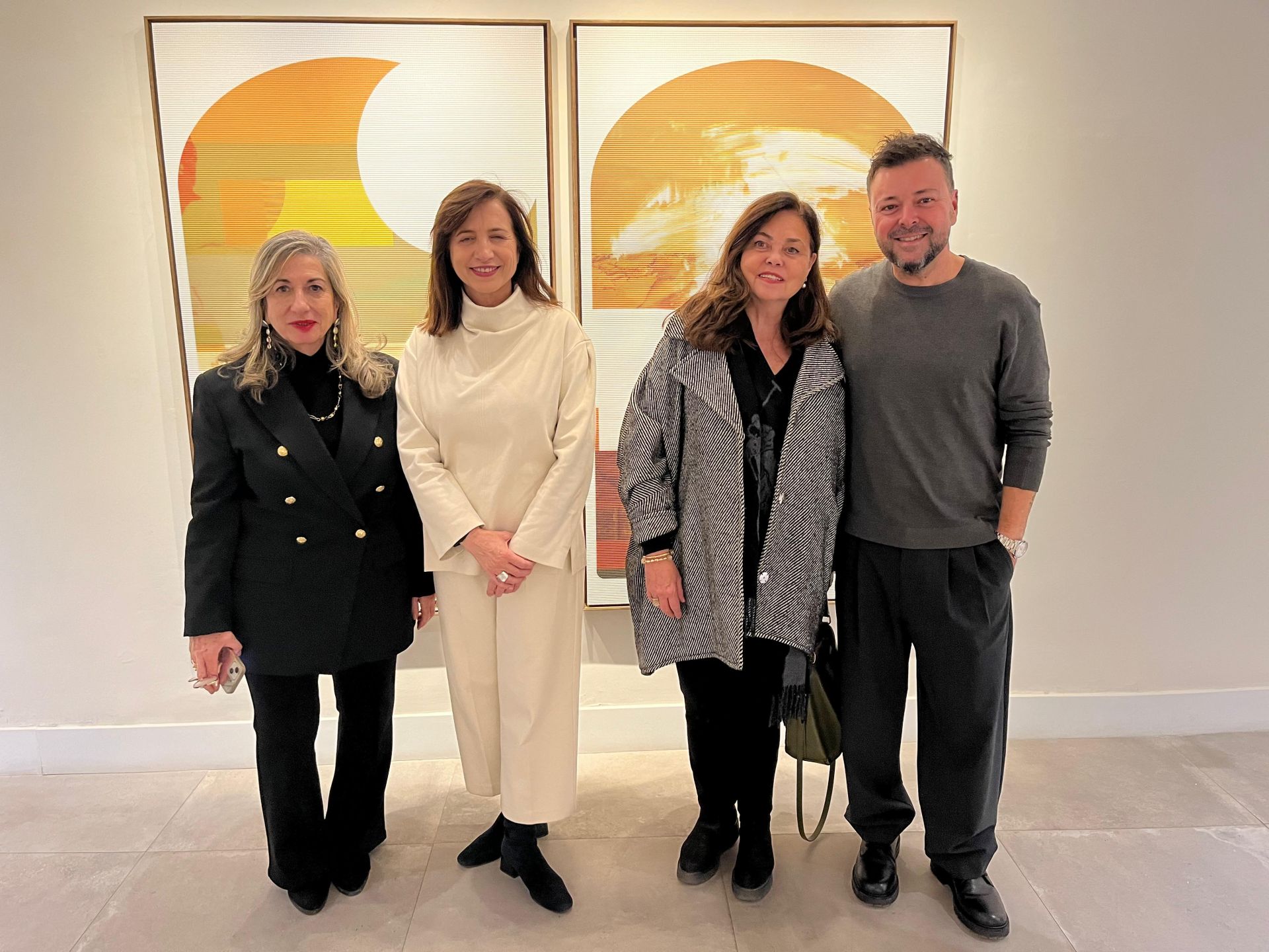 Sara Joudi y Carlos Sebastiá en la inauguración de la exposición del artista.