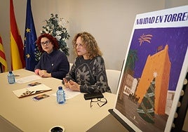 La concejala XXX y la alcaldesa Folgado, junto al cartel de estas fiestas navideñas en Torrent.