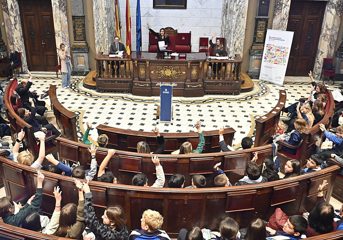Un momento del pleno infantil de este viernes en el Ayuntamiento.