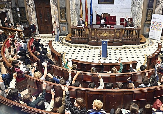 Un momento del pleno infantil de este viernes en el Ayuntamiento.