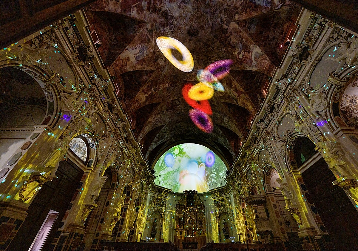 El espectacular juego de luces que cuenta la historia de los Santos Juanes