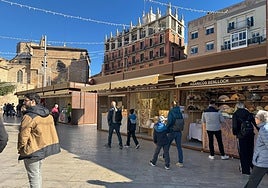 Puestos de los artesanos valencianos que ya se ha instalado en la plaza de la Reina.