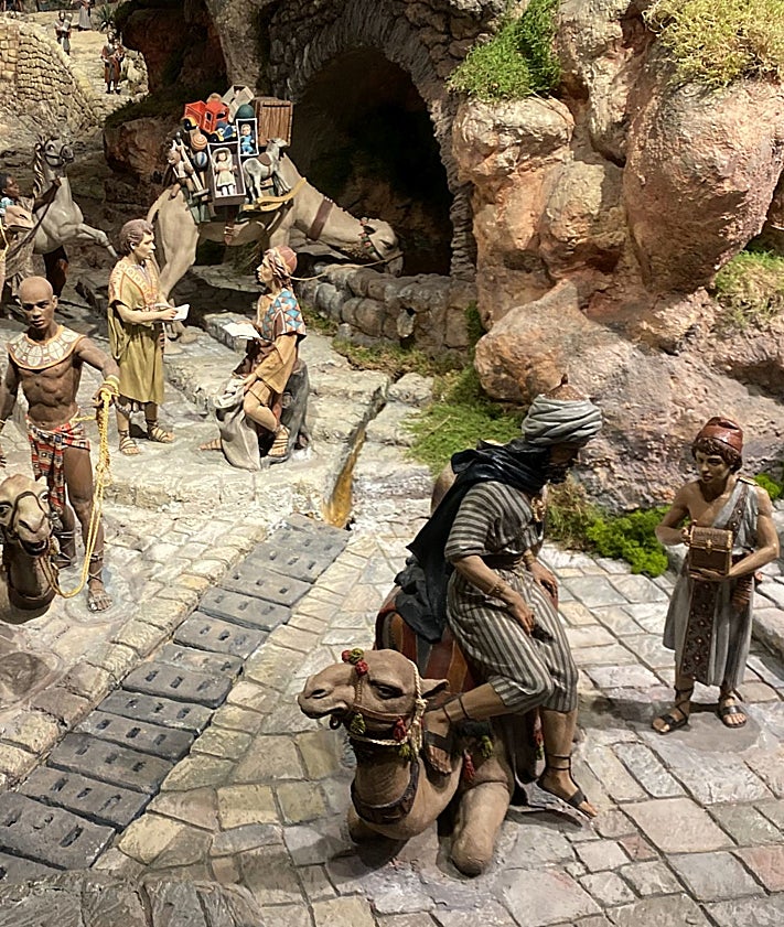 Imagen secundaria 2 - Castillo de Herodes y pajes con los camellos reales.