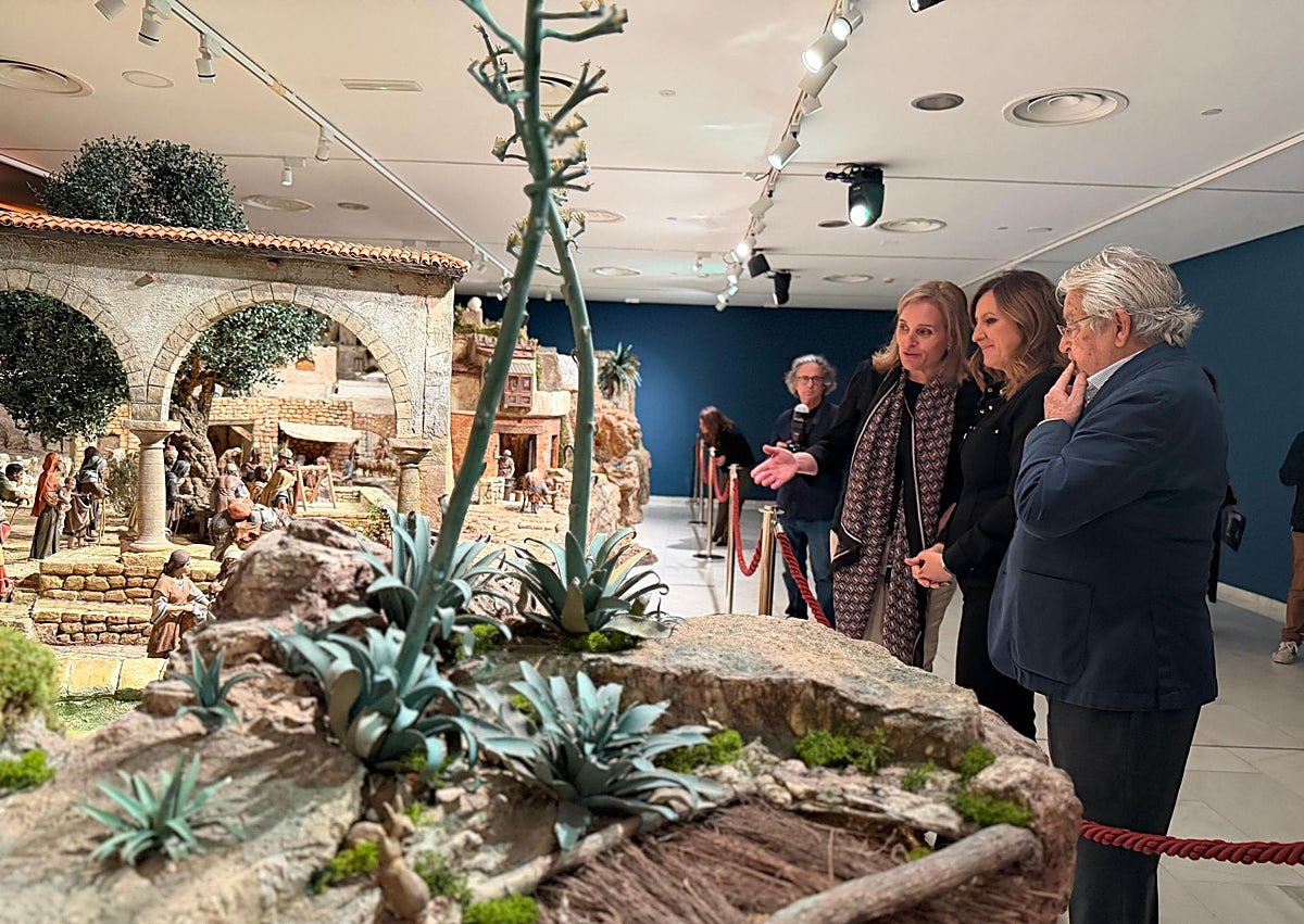 Imagen secundaria 1 - Visita de la alcaldesa de Valencia, María José Catalá, al belén de la Fundación Bancaja.