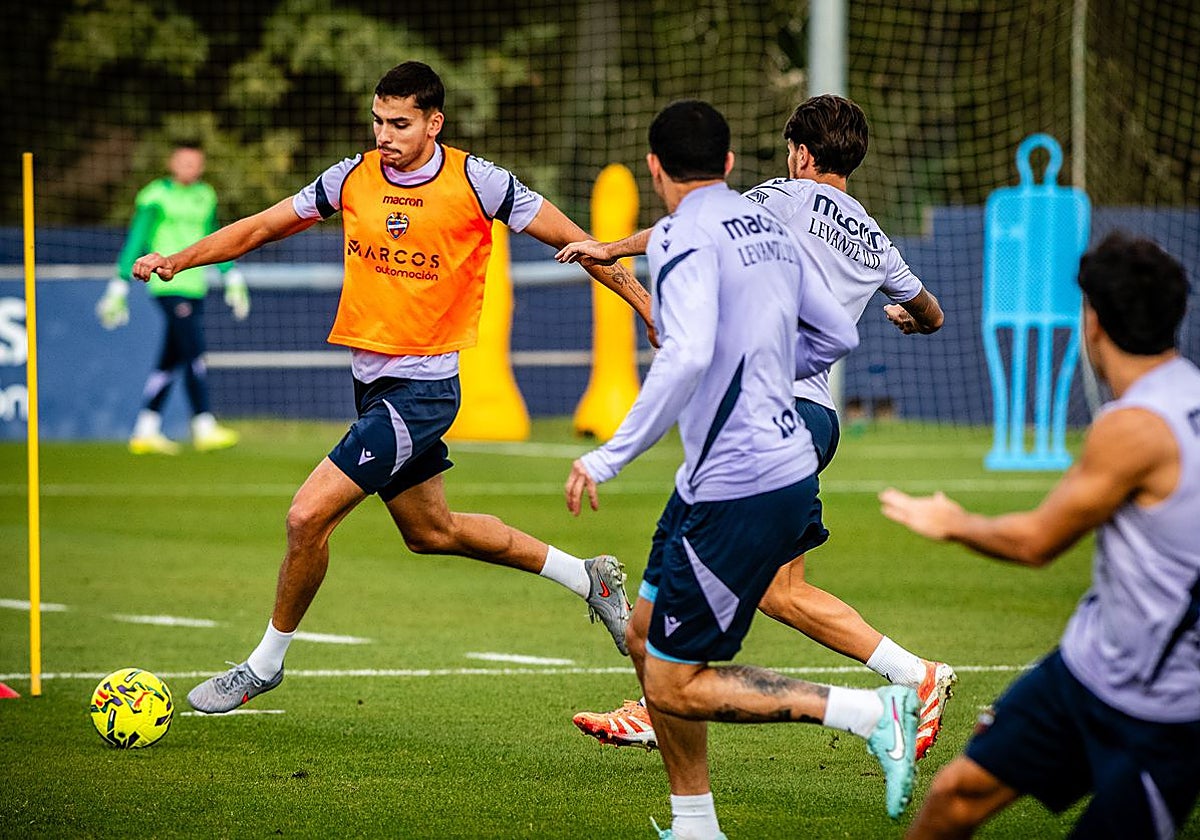 Matías Moreno conduce el balón durante un entrenamiento.