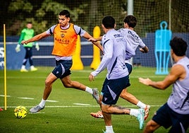 Matías Moreno conduce el balón durante un entrenamiento.