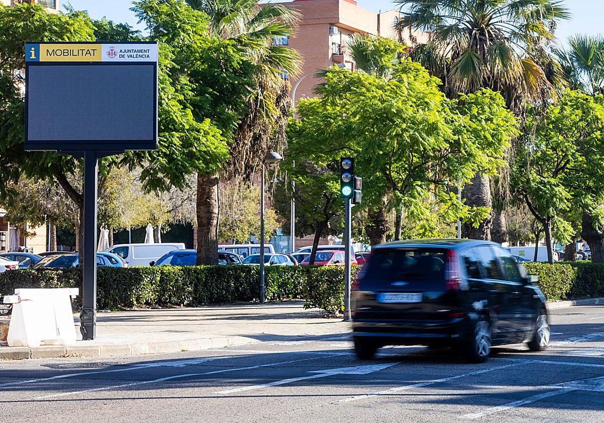 Un panel informativo de la Zona de Bajas Emisiones en la avenida Tres Forques de Valencia.