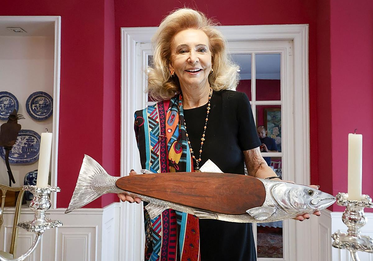 Mayrén Beneyto, con una bandeja de plata diseñada para servir salmón ahumado.