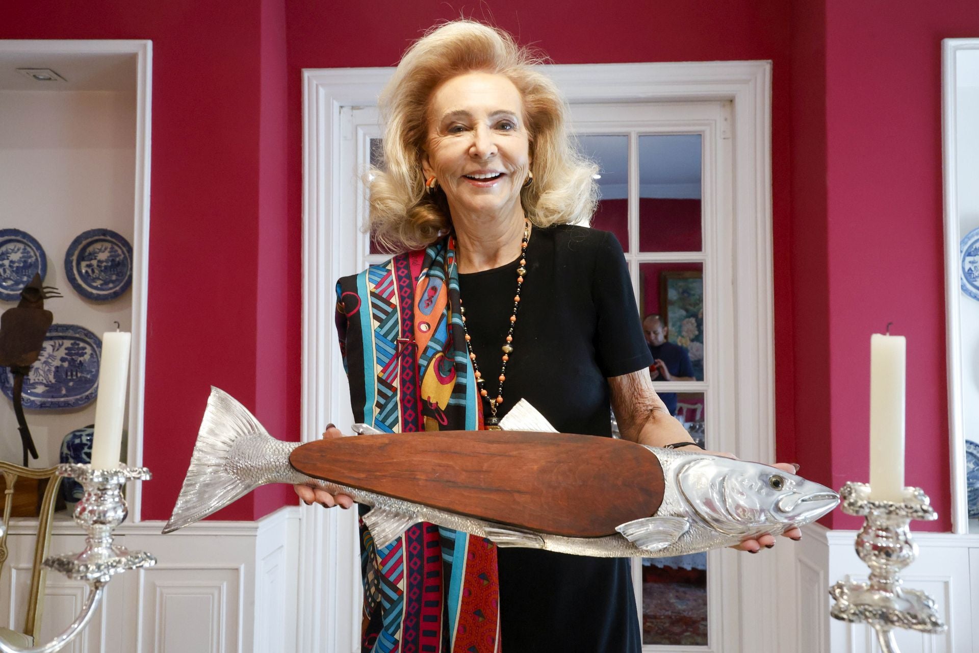 Mayrén Beneyto, con la bandeja donde sirve el salmón ahumado. Todas las piezas que atesora son de plata y la mayoría vienen de su tienda.