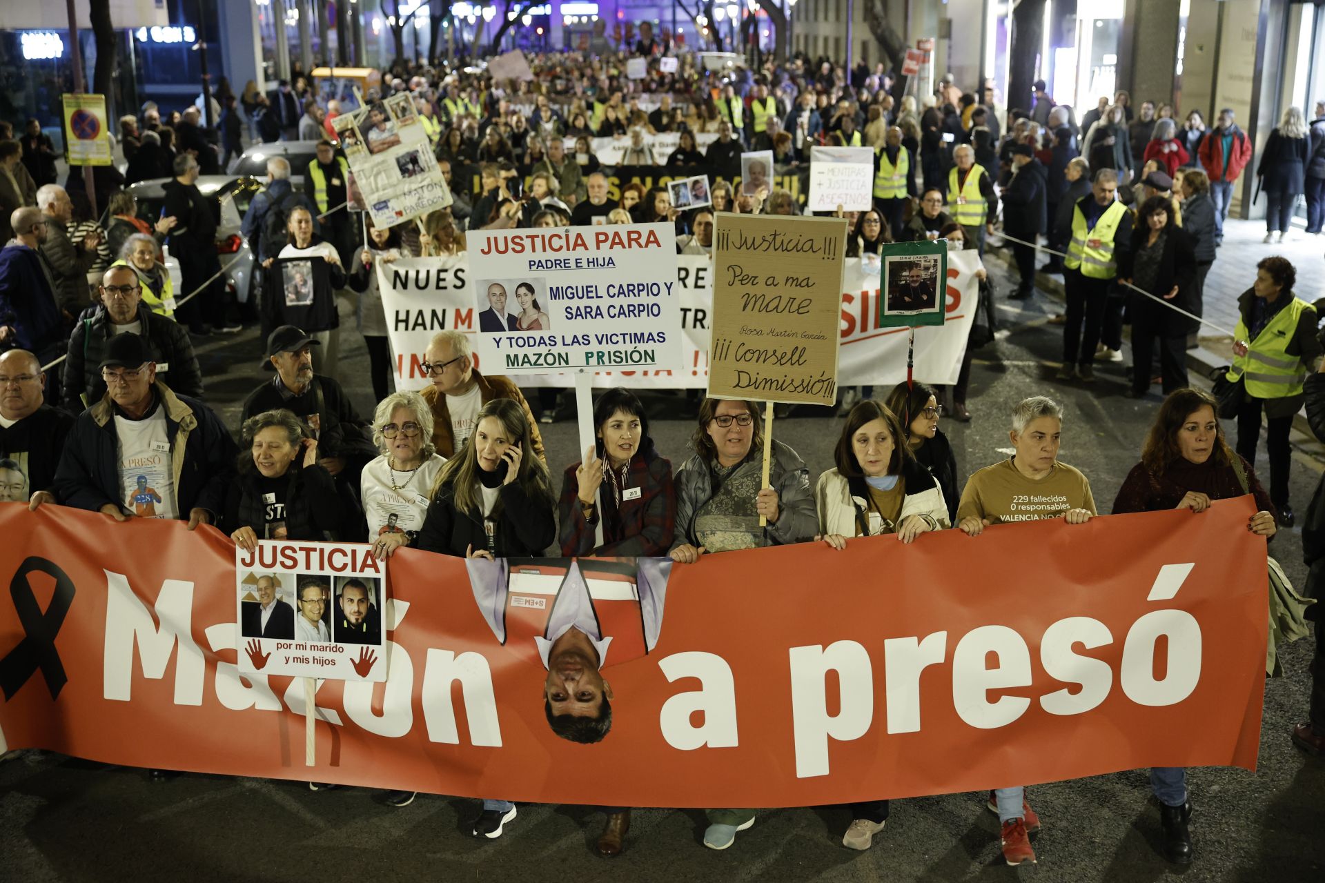 Las víctimas de la dana salen de nuevo a la calle tras la dimisión de Mazón