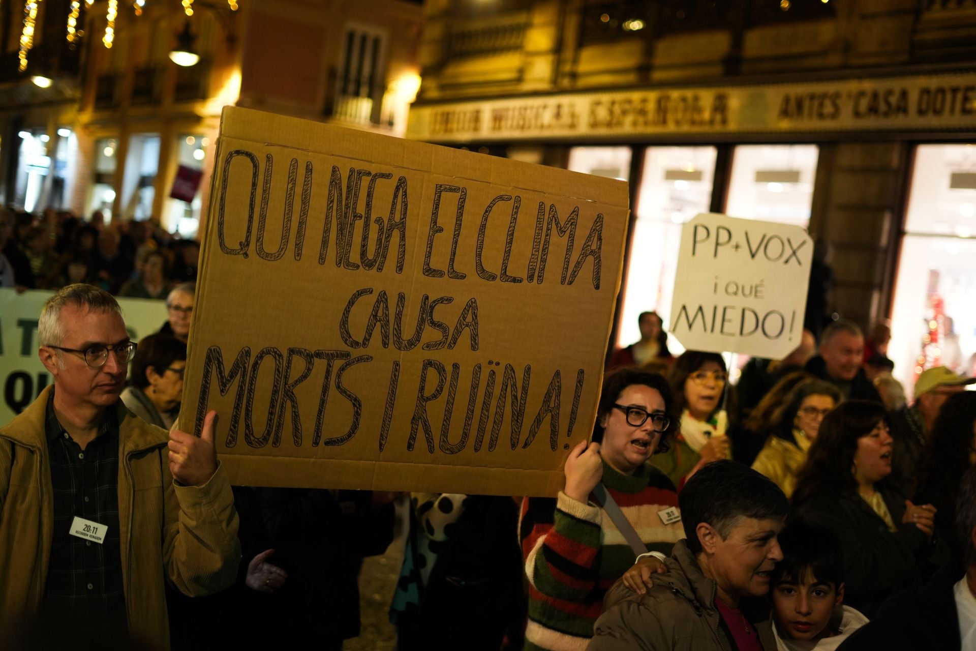 Las víctimas de la dana salen de nuevo a la calle tras la dimisión de Mazón