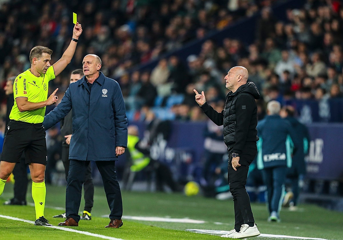 Julián Calero es amonestado en el partido contra el Athletic Club.