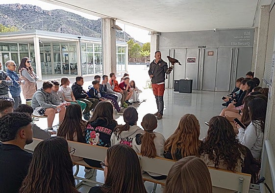 La Escuela de Caza hace una demostración educativa a niños
