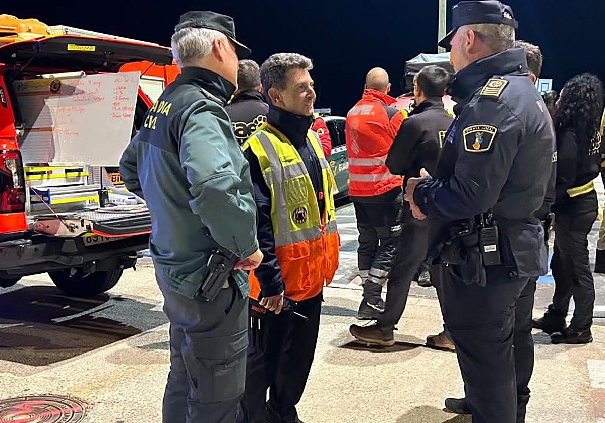 Miembros del dispositivo desplegado para la búsqueda del niño desaparecido en Oliva.