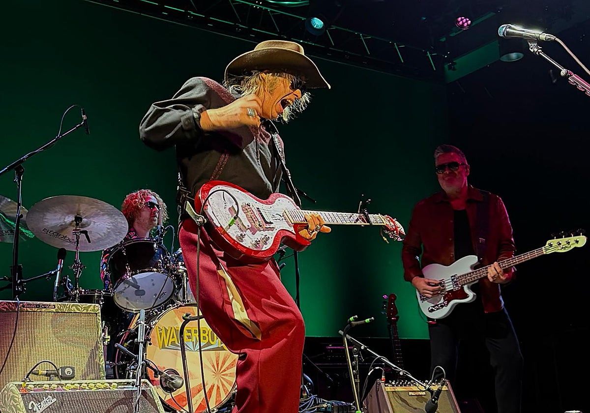 La actuación de The Waterboys estuvo llena de la energía que caracteriza a la banda.