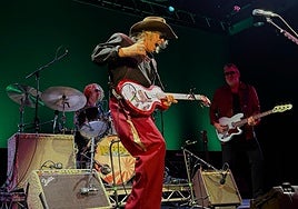 La actuación de The Waterboys estuvo llena de la energía que caracteriza a la banda.